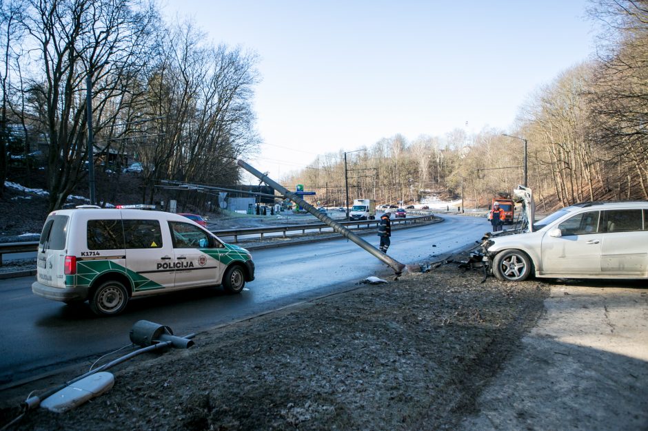 Tunelio gatvėje „Mercedes-Benz“ rėžėsi į stulpą