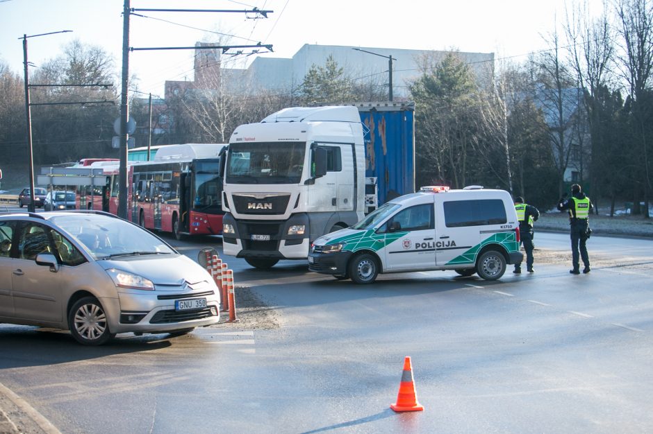 Tunelio gatvėje „Mercedes-Benz“ rėžėsi į stulpą