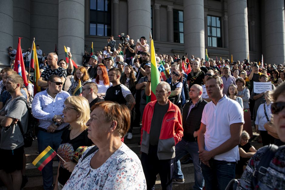 Prie Seimo – tūkstantinis protestas: su plakatais „Šiknon galimybių pasą“ ir šūksniais „Gėda!“