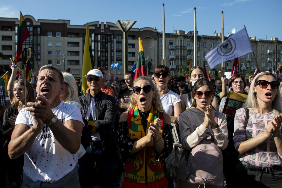 Prie Seimo – tūkstantinis protestas: su plakatais „Šiknon galimybių pasą“ ir šūksniais „Gėda!“