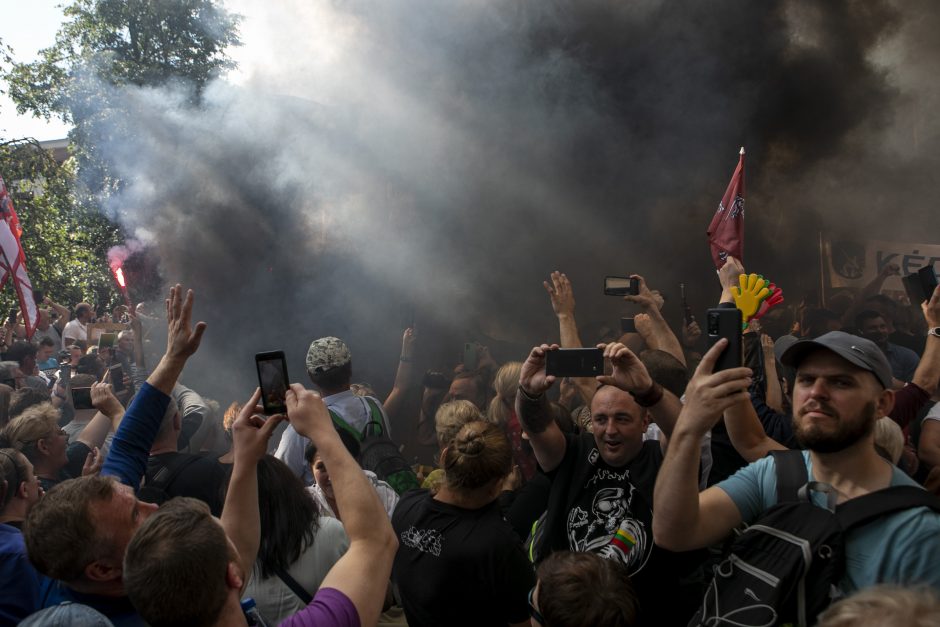 Prie Seimo – tūkstantinis protestas: su plakatais „Šiknon galimybių pasą“ ir šūksniais „Gėda!“