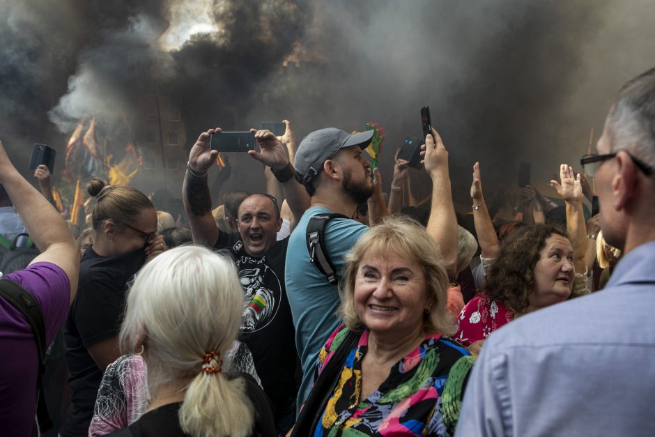 Prie Seimo – tūkstantinis protestas: su plakatais „Šiknon galimybių pasą“ ir šūksniais „Gėda!“