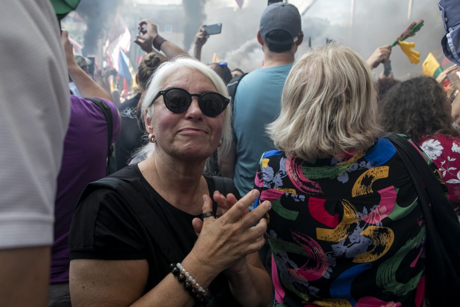 Prie Seimo – tūkstantinis protestas: su plakatais „Šiknon galimybių pasą“ ir šūksniais „Gėda!“