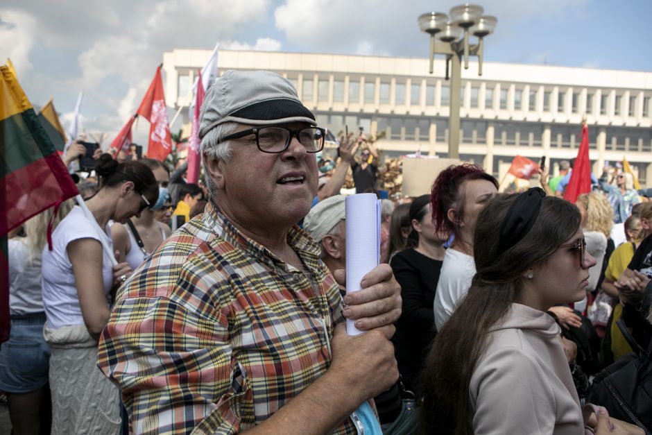 Prie Seimo – tūkstantinis protestas: su plakatais „Šiknon galimybių pasą“ ir šūksniais „Gėda!“