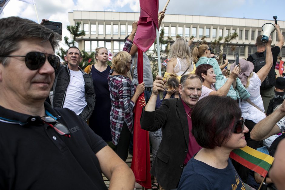 Prie Seimo – tūkstantinis protestas: su plakatais „Šiknon galimybių pasą“ ir šūksniais „Gėda!“