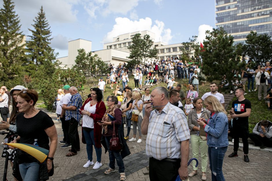 Prie Seimo – tūkstantinis protestas: su plakatais „Šiknon galimybių pasą“ ir šūksniais „Gėda!“