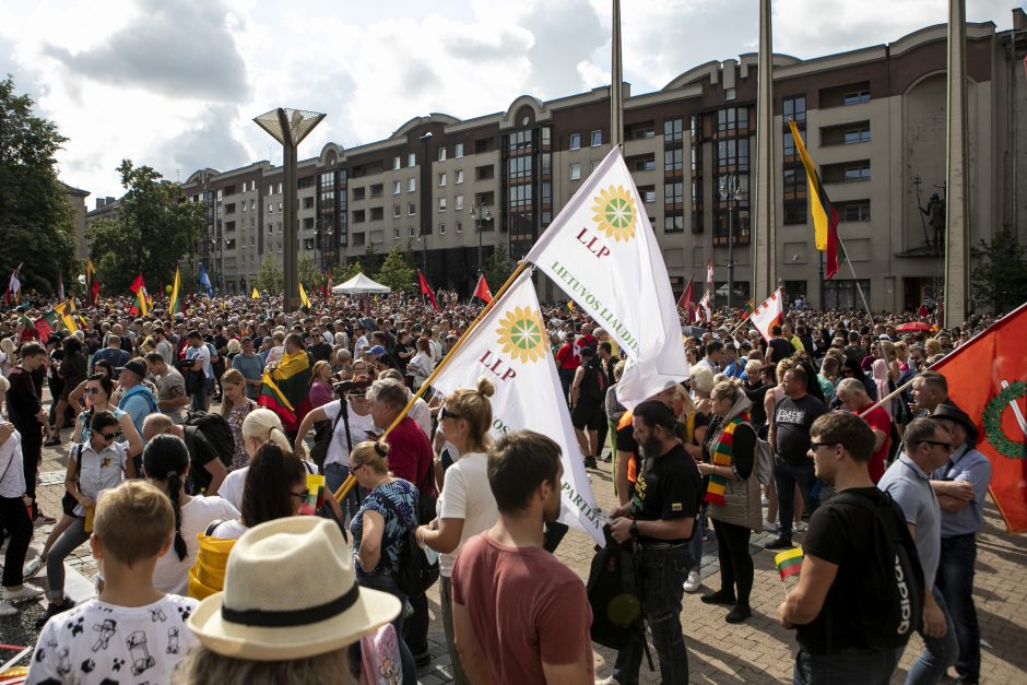 Prie Seimo – tūkstantinis protestas: su plakatais „Šiknon galimybių pasą“ ir šūksniais „Gėda!“