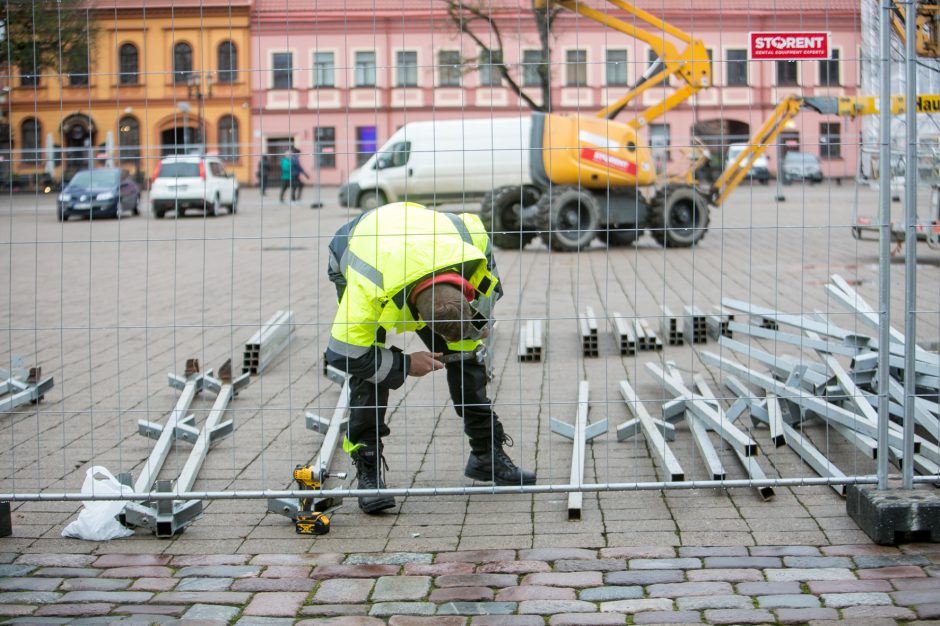 Į viršų stiebiasi Kauno kalėdinės eglutės karkasas: netrukus atkeliaus ir dekoracijos