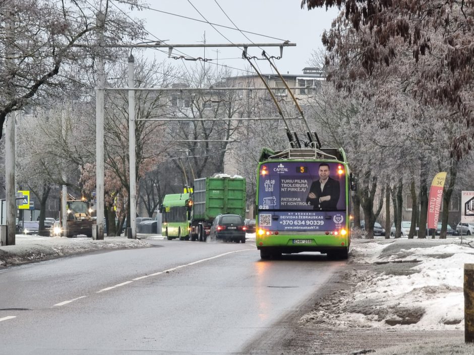 Dėl apledėjusių laidų Kaune stojo troleibusai, išgelbėjo senosios „Škodos“