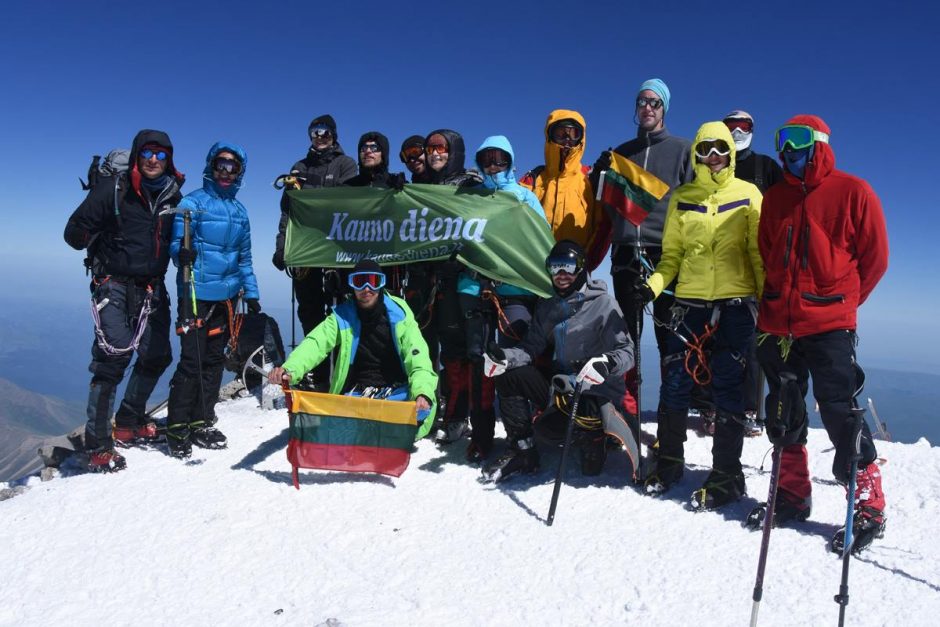 Elbruso viršūnę pasiekę narsuoliai džiaugiasi: įkopėme visi! 