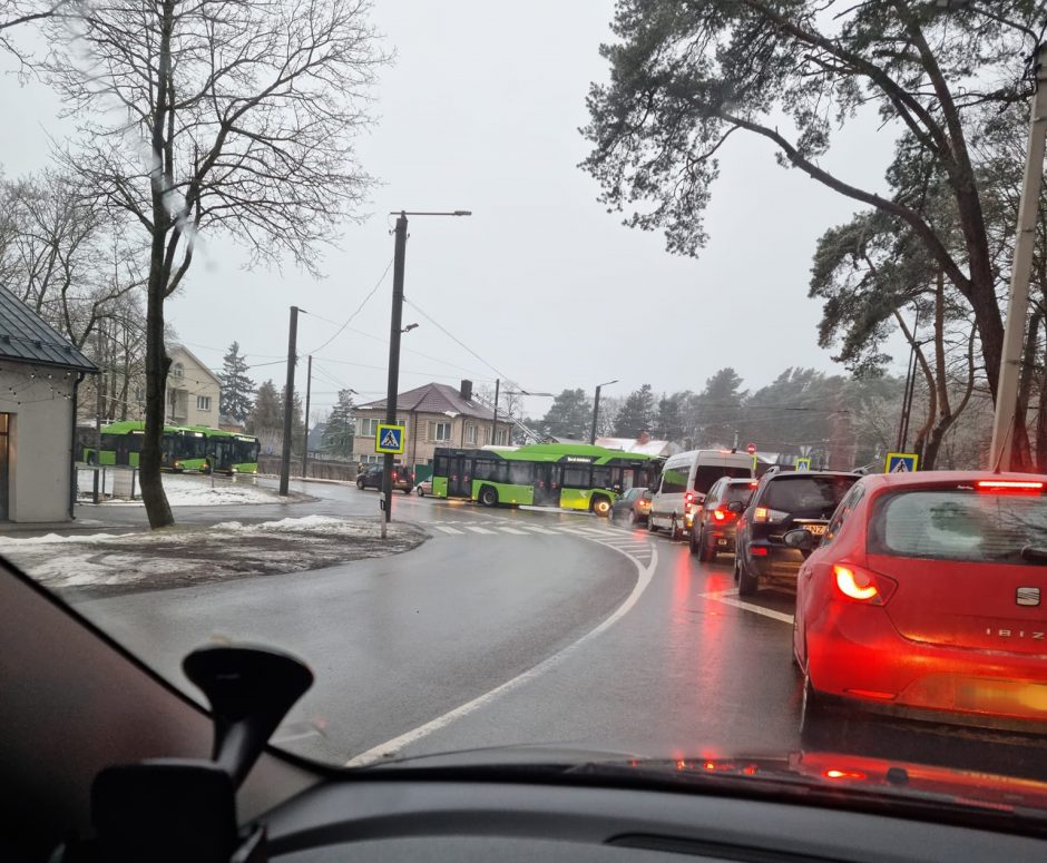 Dėl apledėjusių laidų Kaune stojo troleibusai, išgelbėjo senosios „Škodos“