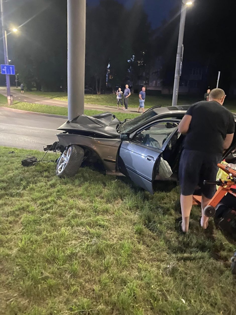 Kaune – ir vėl stiprus BMW smūgis į stulpą: vairuotojas girtas, yra sužalotų