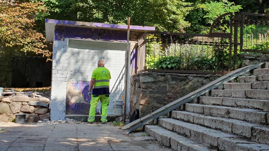 Laisvės alėjoje iš tolo violetine spalva rėkęs namukas perdažytas baltai