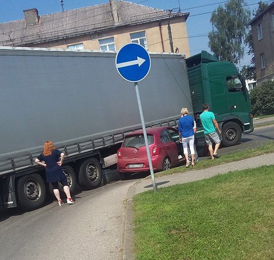 Degalinės išvažiavime neišsiteko vilkikas ir „Nissan“