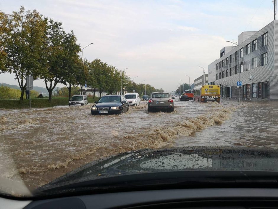 Liūtis plovė Kauną: skendo automobiliai, slinko nuošliaužos