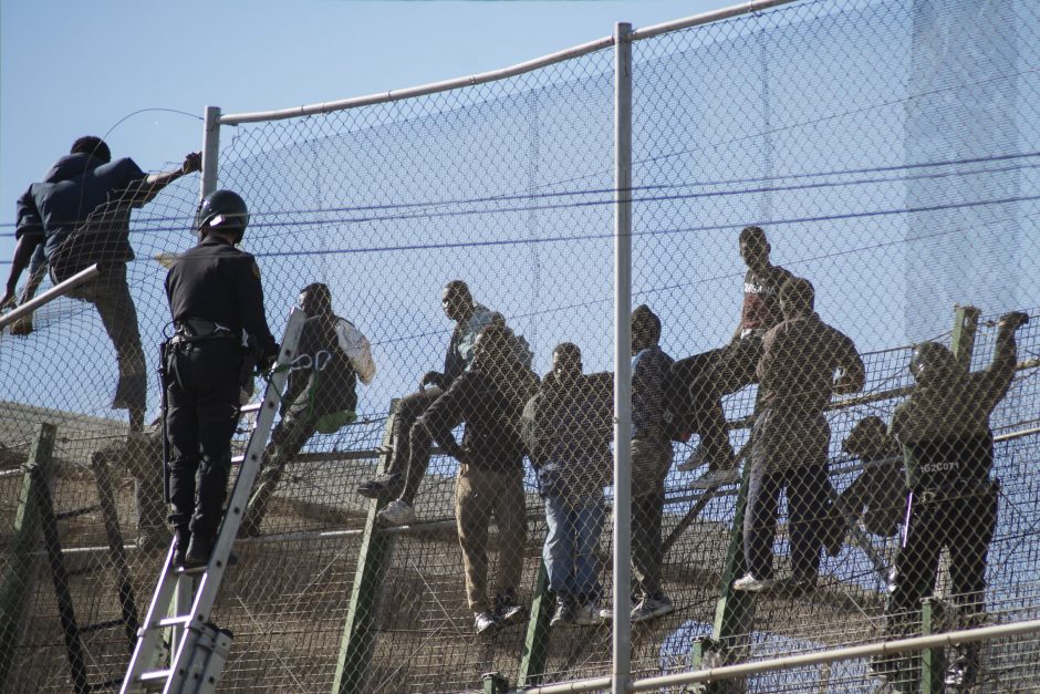 Maištavę migrantai pabėgo iš Ispanijos sulaikymo centro 