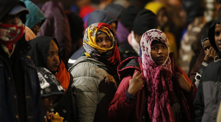 Iš neteisėtos stovyklos Paryžiuje pradedami evakuoti migrantai 
