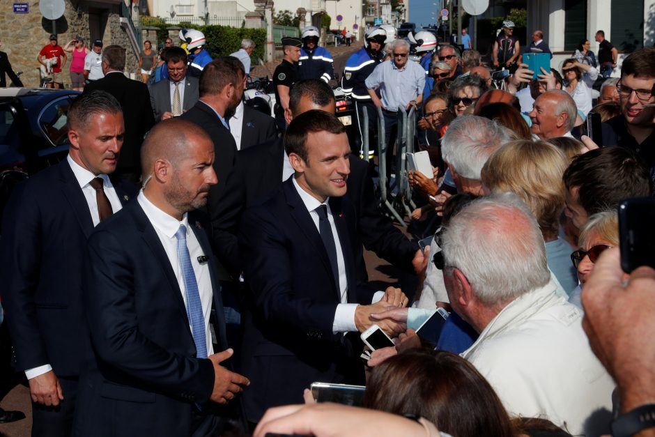 Prancūzijos parlamento rinkimuose – E. Macrono partijos triumfas