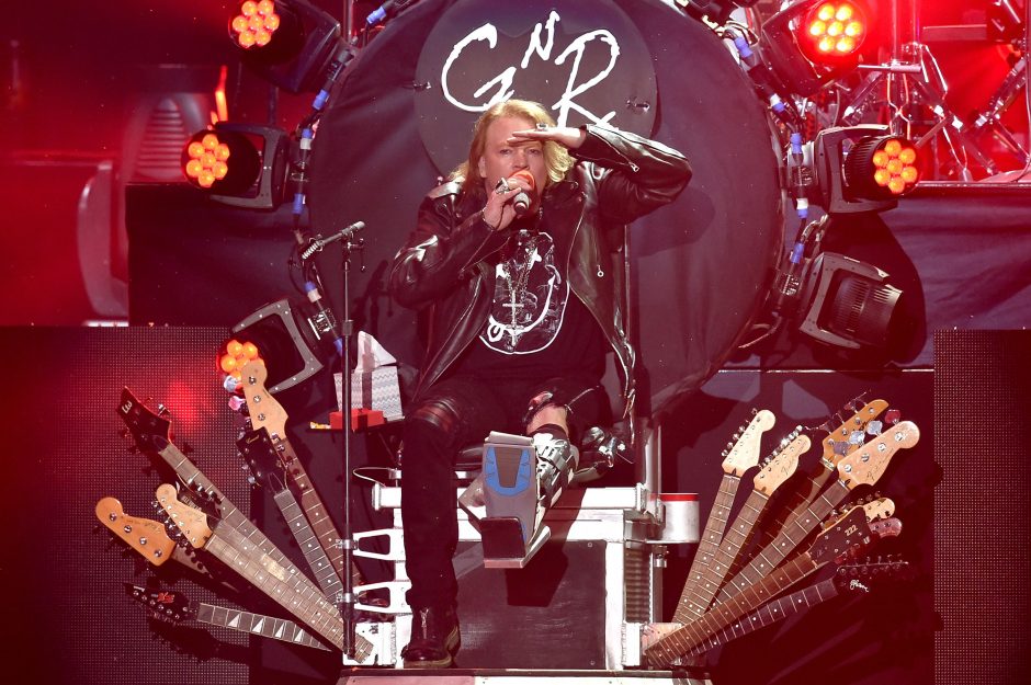 Atsikūrusi „Guns N' Roses“ tęsia gastroles