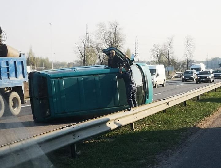 Vakariniame aplinkkelyje eismą trikdė apvirtęs mikroautobusas