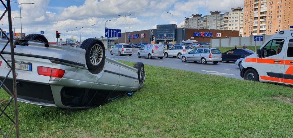 Per avariją Šilainiuose BMW apvirto ant stogo, vairuotojas ligoninėje