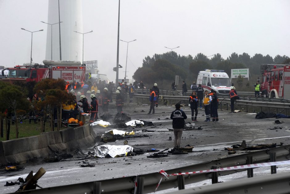 Stambule sraigtasparnis rėžėsi į bokštą: žuvo mažiausiai penki žmonės 