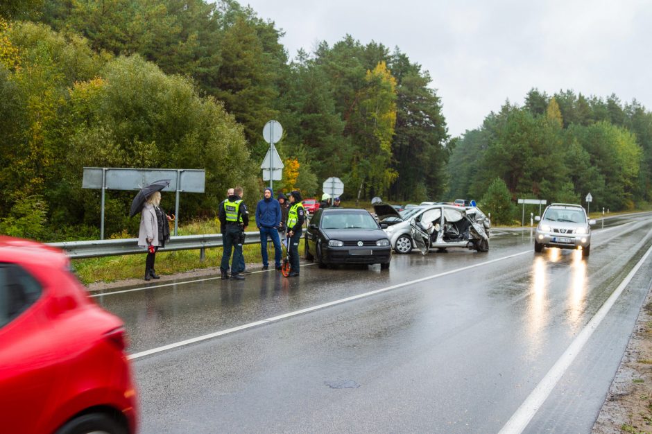 Autobuso ir dviejų lengvųjų automobilių avarija Kačerginėje