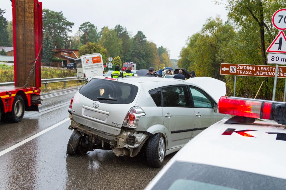 Autobuso ir dviejų lengvųjų automobilių avarija Kačerginėje