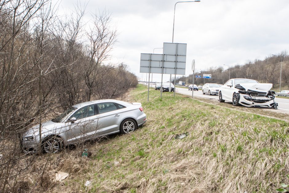 Netoli „Megos“ kelio nepasidalijo mersedesas ir „Audi“ – vienas jų atsidūrė griovyje