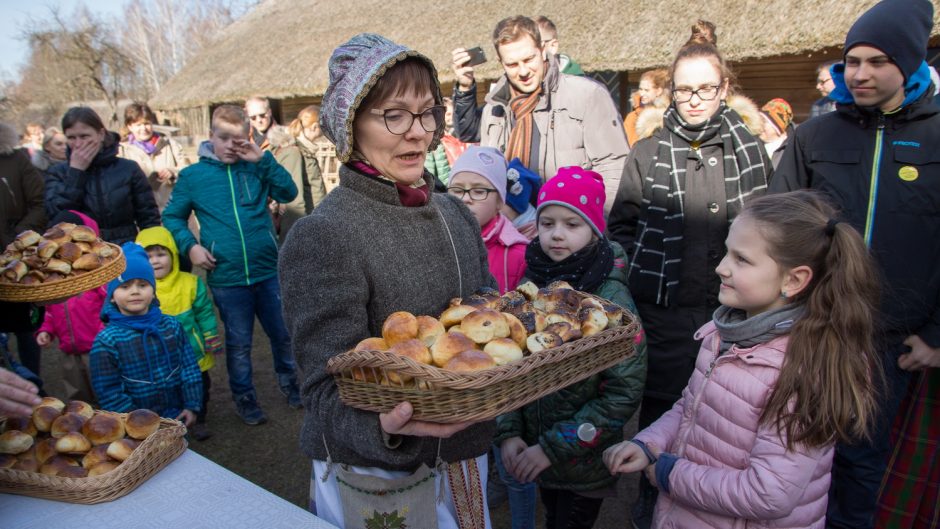 Liaudies buities muziejuje – linksma ir skani Gandrinių šventė