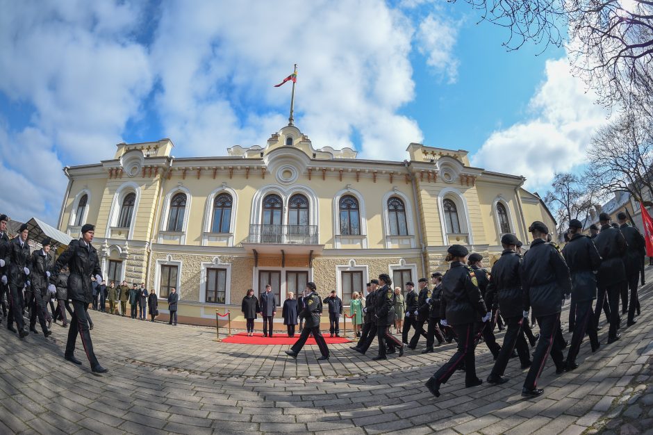 Kaune prezidentė priėmė šeštosios kadetų laidos priesaikas