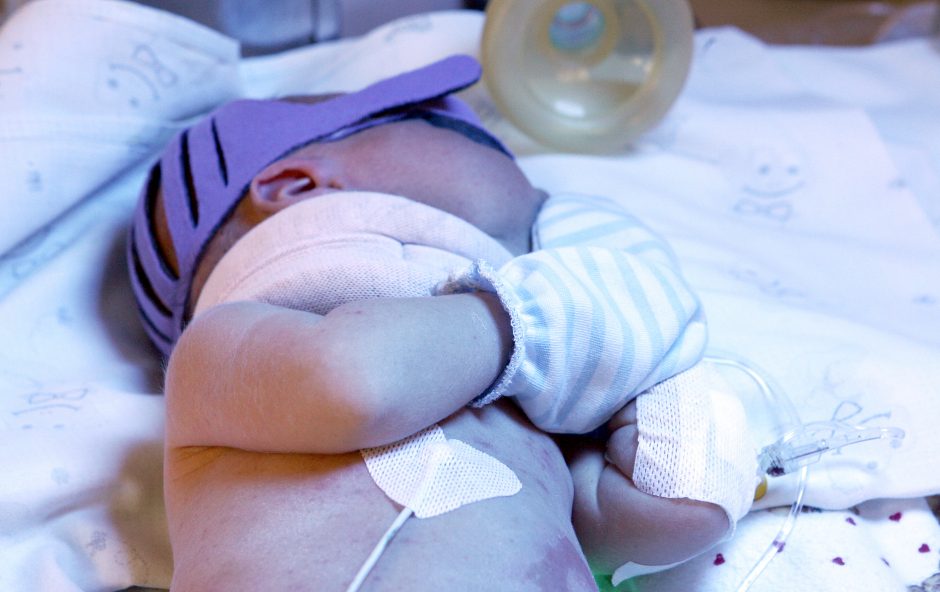 Žiaurumui ribų nėra: dėl tėvo smūgių kūdikis atsidūrė ligoninėje