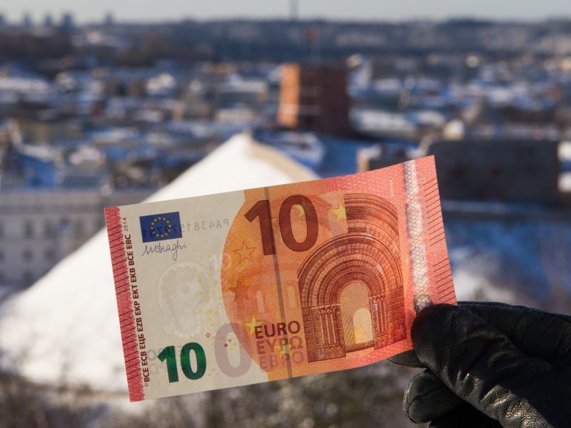 Nuteisti septyni kauniečiai, norėję padirbti kelių milijonų vertės eurų banknotų