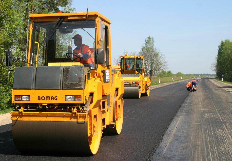 Krautuvas sužalojo kelią tiesusį darbininką