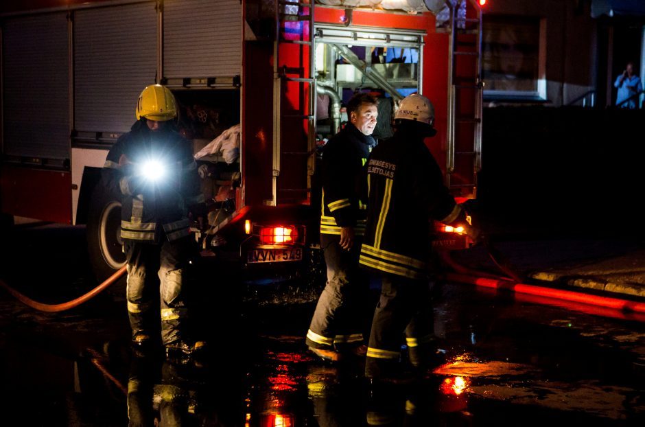 Naktį Kaune užsidegė renovuojamas namas, įtariamas padegimas