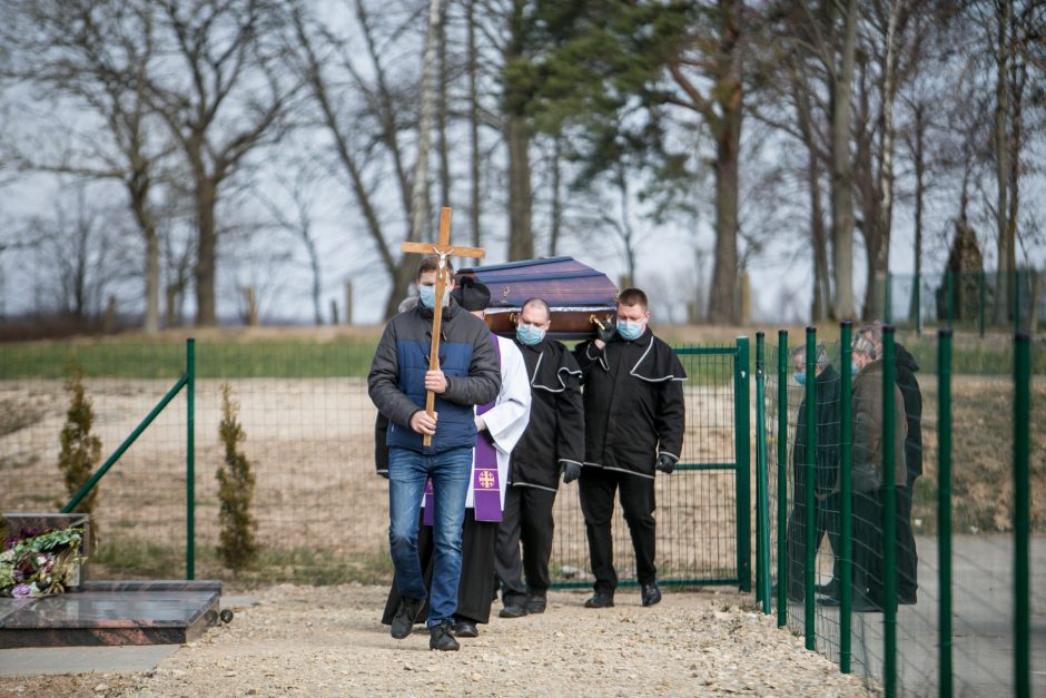 Laidotuvės per karantiną: ar laidoja savą, paaiškėja tik prie kapo duobės