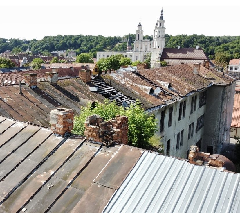 Žydų ligoninė toliau byra: pavojus praeiviams ir turtui