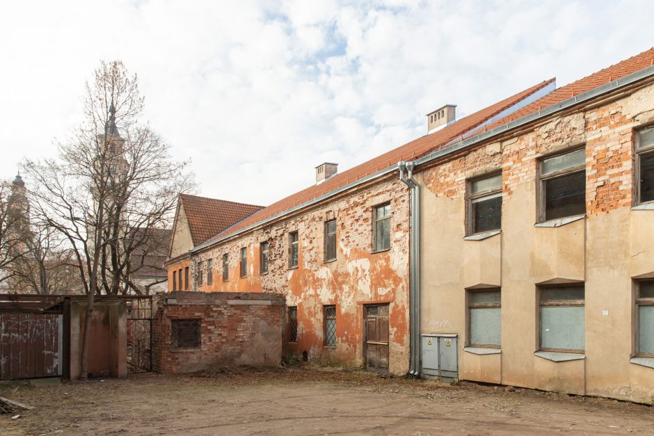 Senamiestyje ant galvų krenta apleisto pastato dalys: labiausiai neramu dėl vaikų