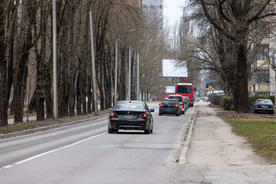 Vydūno alėja dūsta nuo automobilių: per triukšmą ir dūmus negalima net langų atsidaryti