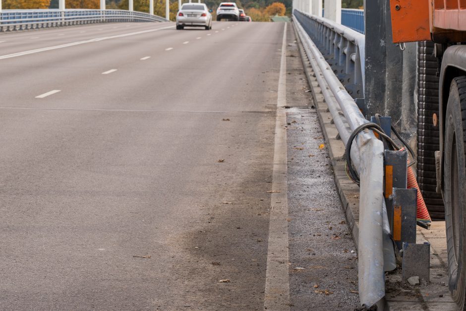 Kokius žaidimus žaidžia Panemunės tiltą, kuris vis dar apgriautas, taranavusi vairuotoja?