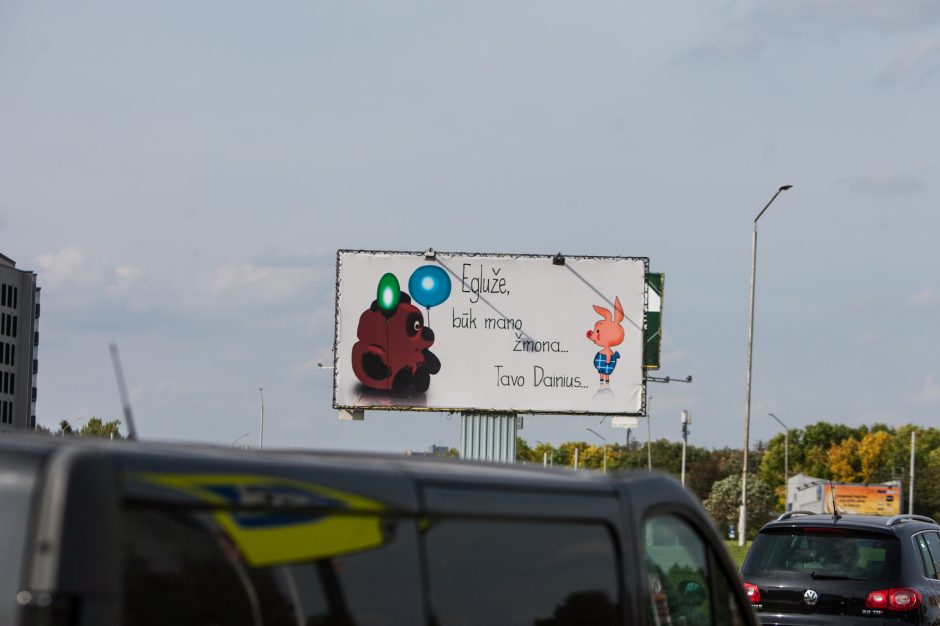 Plakatai sukėlė diskusiją: piršlybos per visą miestą ar apsukri reklama?