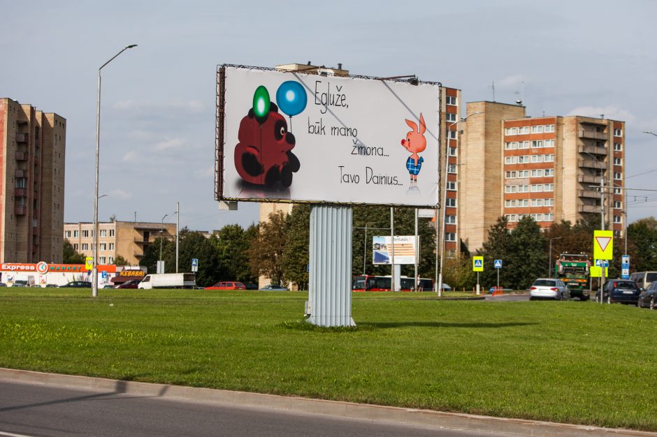 Plakatai sukėlė diskusiją: piršlybos per visą miestą ar apsukri reklama?