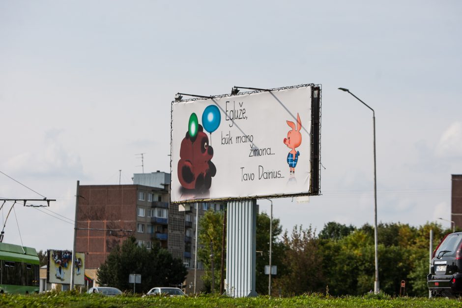 Plakatai sukėlė diskusiją: piršlybos per visą miestą ar apsukri reklama?