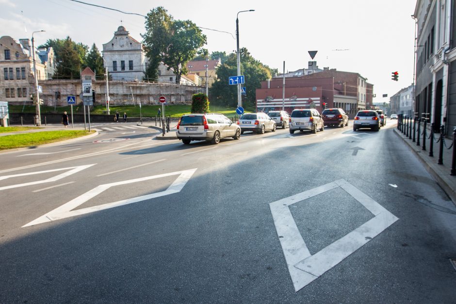 Iškritikuotus rombus prie perėjų Kaunas siūlo įteisinti