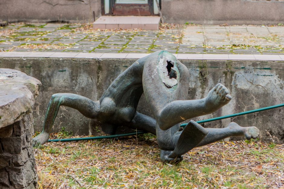Kaune vandalai nuniokojo skulptūrą „Skalbėja“