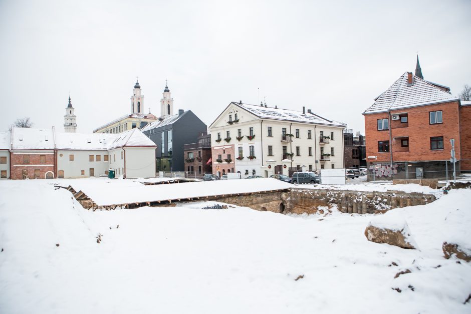 Dėl atkastų rūsių skilinėja viešbučio sienos?