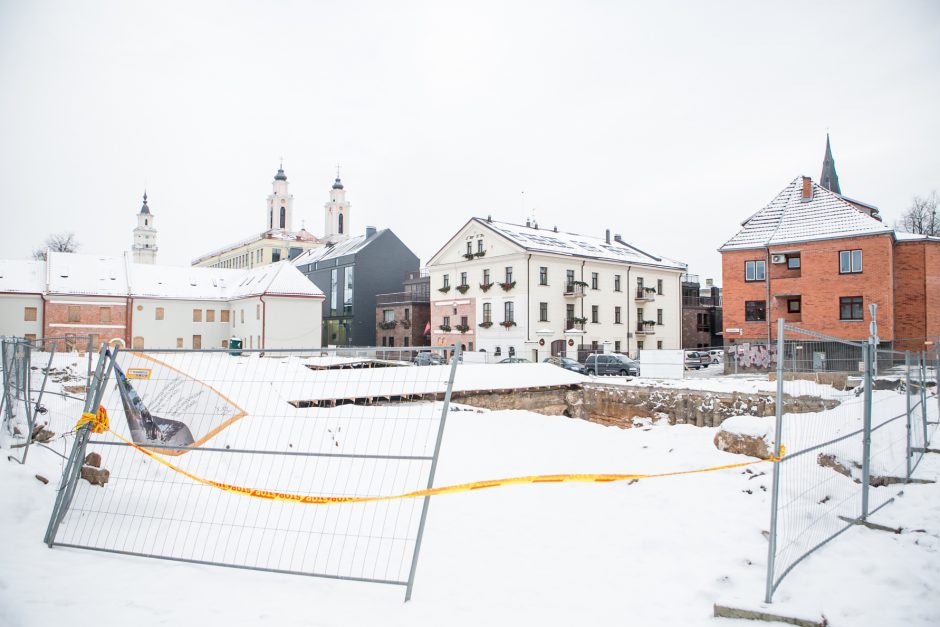 Dėl atkastų rūsių skilinėja viešbučio sienos?