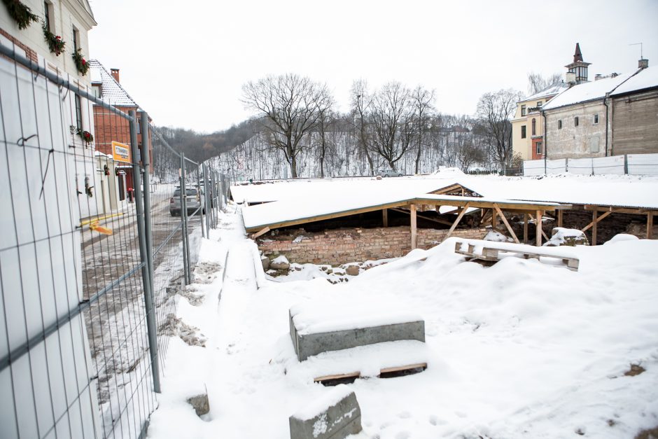 Dėl atkastų rūsių skilinėja viešbučio sienos?