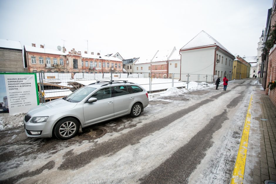 Dėl atkastų rūsių skilinėja viešbučio sienos?