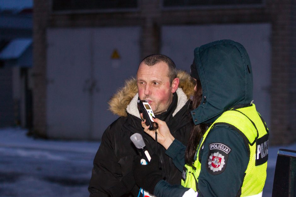 Akibrokštas reido metu: girtas vairuotojas bandė išsisukti išgerdamas alaus